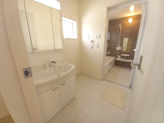 【いわき市錦町江栗1丁目／全5棟／2号棟】　〇開放感のある20帖LDK♪ の独立洗面台|同施工◆洗面所の写真です◆　洗面台は朝をすっきりさせてくれる空間としては大切な空間です。バタバタしている忙しい朝でも収納が多い洗面台では短い時間で効率良く支度ができます。