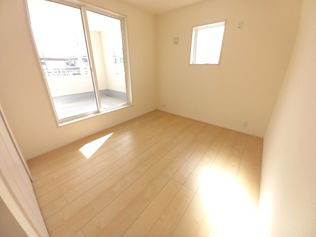 【いわき市錦町江栗1丁目／全5棟／2号棟】　〇開放感のある20帖LDK♪ の洋室|同施工　個人の部屋や寝室として使える洋室です