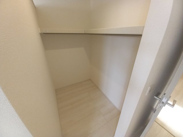 【いわき市錦町江栗1丁目／全5棟／2号棟】　〇開放感のある20帖LDK♪ の収納|同施工◆ウォークインクローゼットの写真です◆　季節を問わずにたっぷり収納ができます。冬物の収納にも困りません。お子様のお片付けも上手にできそうです。