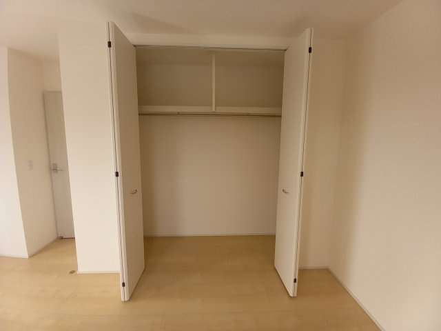 【いわき市錦町江栗1丁目／全5棟／2号棟】　〇開放感のある20帖LDK♪ の収納|同施工◆収納スペースの写真です◆　十分な広さがあるので収納には困りませんね♪　お手持ちの衣類ケースなども置ける大空間で、寝室がスッキリ使えます。