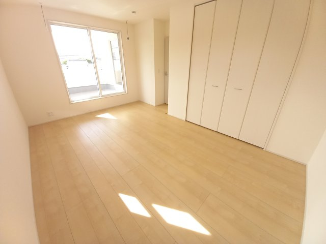【いわき市錦町江栗1丁目／全5棟／2号棟】　〇開放感のある20帖LDK♪ の洋室|同施工　ゆったりした洋室です