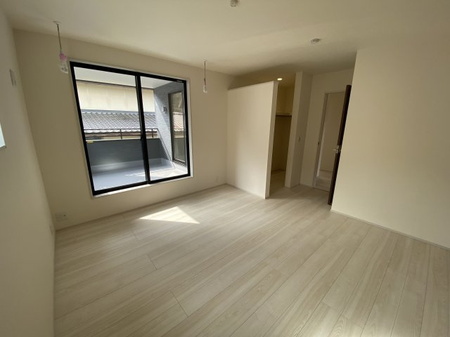 【いわき市錦町江栗1丁目／全5棟／2号棟】　〇開放感のある20帖LDK♪ の洋室|同施工　◆居室の写真です◆　木の温もりがナチュラルでくつろげる空間ですね♪　子供部屋としても、寝室としても、どんなインテリアにしようか…選ぶ楽しみが増えますね♪