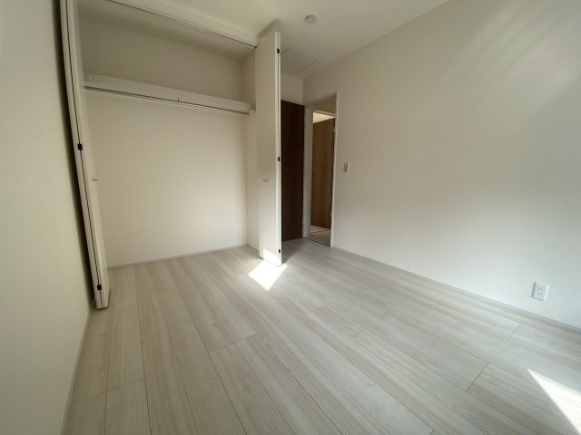 【いわき市錦町江栗1丁目／全5棟／2号棟】　〇開放感のある20帖LDK♪ の洋室|同施工　◆居室の写真です◆　充分な広さの収納を備え、採光良好な洋室は、快適空間。プライベートの時間もゆったりお寛ぎ頂けそうです。

