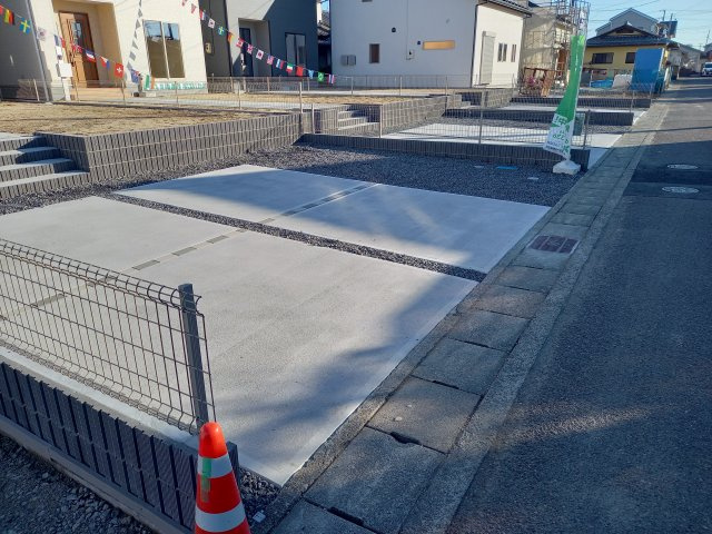 【いわき市錦町江栗1丁目／全5棟／2号棟】　〇開放感のある20帖LDK♪ の駐車場|同施工　◆カースペースの写真です◆
陽当りの良い駐車場は週末の洗車も快適です♪お車の他にも、自転車をとめられそうなスペースもございます。
