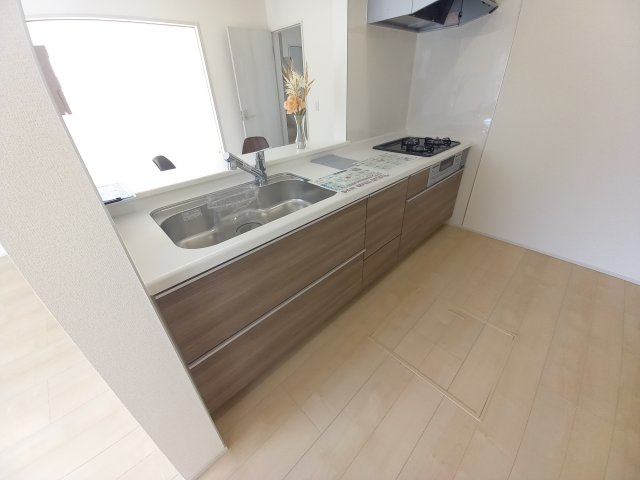 【いわき市錦町江栗1丁目／全5棟／2号棟】　〇開放感のある20帖LDK♪ のキッチン|同施工◆キッチンの写真です◆　デザイン性と機能性を兼ね備えたキッチンです。　収納力も大満足◎　対面式キッチンは、家族の会話が途切れませんね♪


