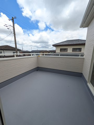 【いわき市中岡町1丁目1期／1号棟】　マルト中岡店まで徒歩9分のバルコニー|◆バルコニーの写真です◆　
洗濯物から布団まで一度にたくさん干せて便利です♪
眺めのよいバルコニーで、あなただけのリラックスタイムを☆

