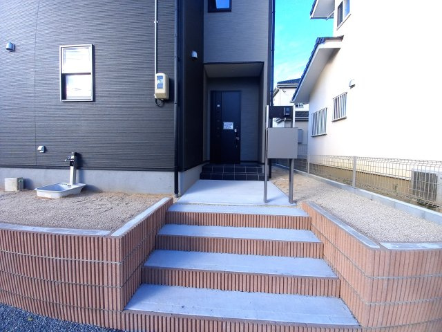 【いわき市江名北口第2　全4棟】　3号棟　プライベートに配慮した4LDK☆・。　の玄関|同施工　◆玄関の写真です◆
お洒落な玄関は気分が良いですね♪広々とした玄関になっております。　ご両親やお友達が来ても、靴の置き場に困ることはありません。収納力たっぷりで、整理整頓も楽ちんですね。

