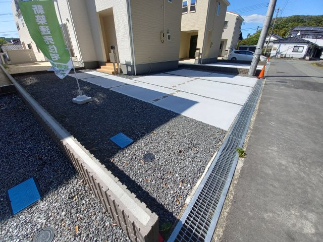 ☆新築デザイナーズ分譲　【いわき市江名北口第2　全4棟】　1号棟の駐車場|同施工　◆カースペースの写真です◆
陽当りの良い駐車場は週末の洗車も快適です♪お車の他にも、自転車をとめられそうなスペースもございます。
