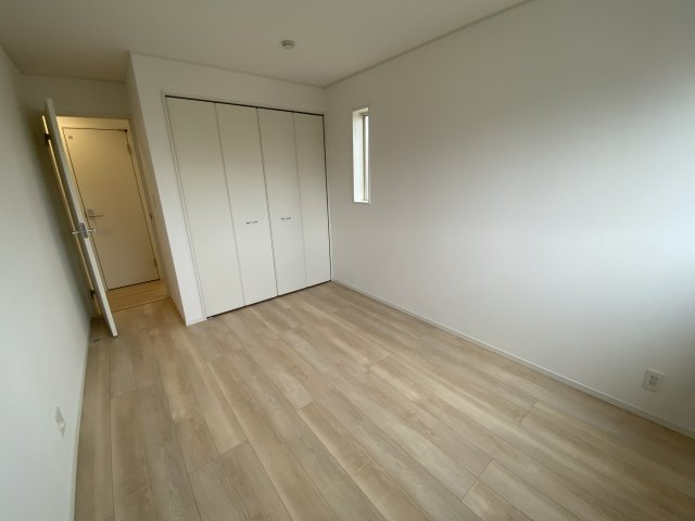 NEW【いわき市小名浜岡小名第4　全2棟／1号棟】　■選べる最新家電！特別キャンペーン♪の洋室|同施工■□■収納スペースの写真です■□■　十分な広さがあるので収納には困りませんね♪