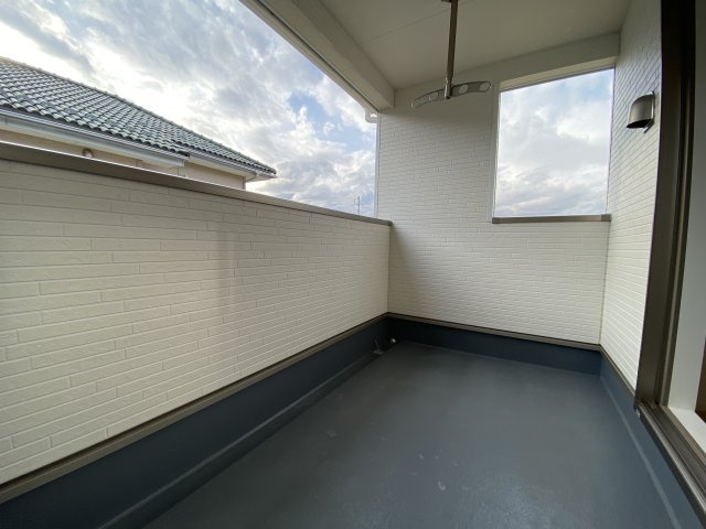 NEW【いわき市小名浜岡小名第4　全2棟／1号棟】　■選べる最新家電！特別キャンペーン♪のバルコニー|同施工■□■バルコニーの写真です■□■　お布団なども充分に干せる広さがございます。