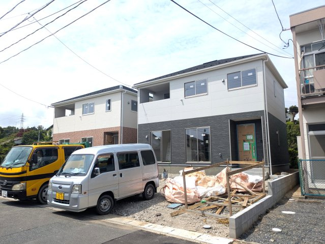 NEW【いわき市小名浜岡小名第4　全2棟／1号棟】　■選べる最新家電！特別キャンペーン♪の前面道路含む現地写真|外壁仕上げ材は窯業系サイディング。裏面に付着した汚れが、雨水によって流れ落ちやすい「防汚機能付きサイディング」を採用。外壁の美しさが長持ちします♪