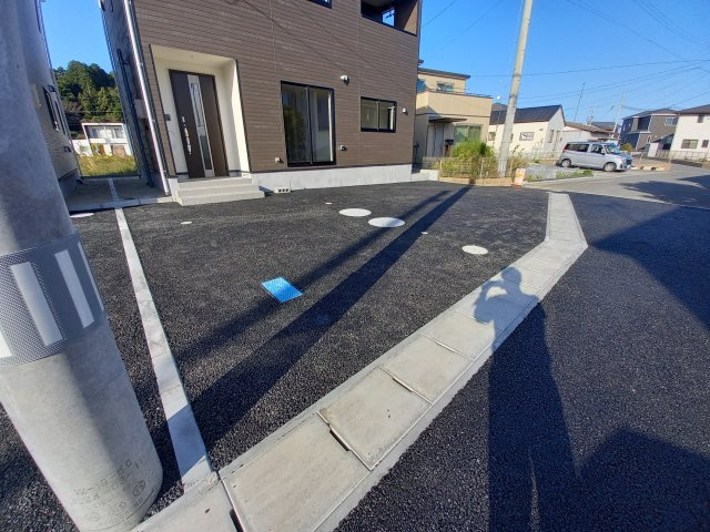 NEW【いわき市小名浜岡小名第4　全2棟／2号棟】　■選べる最新家電！特別キャンペーン♪の駐車場|同施工◆カースペースの写真です◆陽当りの良い駐車場は週末の洗車も快適です♪