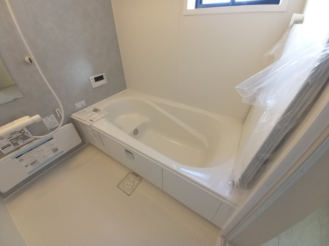 【いわき市錦町江栗1丁目／全5棟／3号棟】　◆必ずもらえる選べるキャンペーン実施中！！の浴室|同施工◆ユニットバスの写真です◆　フルオート機能で、時間帯を気にせず、家族全員が暖かい湯船に浸かることができます。　一日の疲れを癒してくれそうですね♪