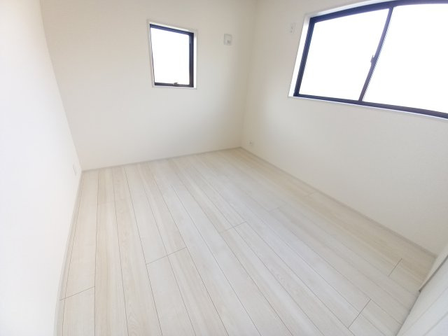【いわき市錦町江栗1丁目／全5棟／3号棟】　◆必ずもらえる選べるキャンペーン実施中！！の洋室|同施工　個人の部屋や寝室として使える洋室です