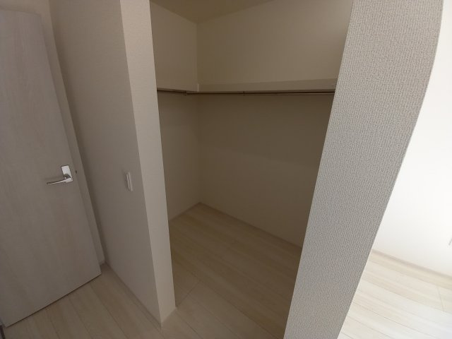 【いわき市錦町江栗1丁目／全5棟／3号棟】　◆必ずもらえる選べるキャンペーン実施中！！の収納|同施工◆ウォークインクローゼットの写真です◆　季節を問わずにたっぷり収納ができます。冬物の収納にも困りません。お子様のお片付けも上手にできそうです。