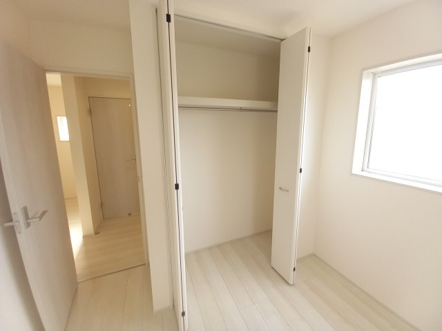 【いわき市錦町江栗1丁目／全5棟／3号棟】　◆必ずもらえる選べるキャンペーン実施中！！の収納|同施工◆収納スペースの写真です◆　十分な広さがあるので収納には困りませんね♪　お手持ちの衣類ケースなども置ける大空間で、寝室がスッキリ使えます。