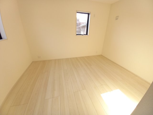 【いわき市錦町江栗1丁目／全5棟／3号棟】　◆必ずもらえる選べるキャンペーン実施中！！の洋室|同施工　◆居室の写真です◆　充分な広さの収納を備え、採光良好な洋室は、快適空間。プライベートの時間もゆったりお寛ぎ頂けそうです。

