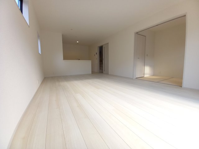 【いわき市錦町江栗1丁目／全5棟／3号棟】　◆必ずもらえる選べるキャンペーン実施中！！の居間・リビング|同施工◆リビング写真です◆木の温もりがやさしいフローリングは安らぎをもたらすプライベート空間♪大きな窓のあるリビングは、陽光あふれる明るく居心地も良くご家族皆がゆったり寛げる憩いの空間となりそうです
