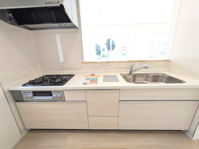 いわき市小名浜住吉　小名浜三小　 ご案内も即日ご対応可能☆のキッチン|同施工◆キッチンの写真です◆　目の前にリビングが広がる対面キッチンを採用、キッチンからリビング全体を見渡せる子育て中のご家族にも嬉しい造りです！キッチンでお料理をお楽しみください♪
