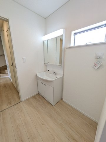 いわき市小名浜住吉　小名浜三小　 ご案内も即日ご対応可能☆の独立洗面台|■洗面所の写真です■□■　使い勝手の良い洗面台は、奥様の身支度の時間も楽しくなりそうですね。