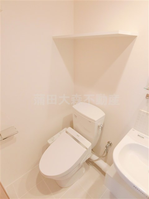 ラティエラ西蒲田のトイレ|棚と温水暖房便座付きのトイレ