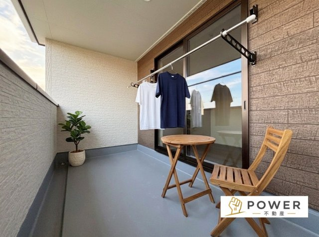 豊田市御船町第４　全４棟のバルコニー|施工例　雨に濡れにくいインナーバルコニー付き。天候を気にせず家事ができて助かります。※家具はAI加工されています。