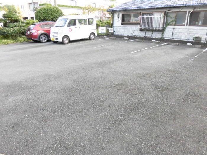 アゼリアコートの駐車場