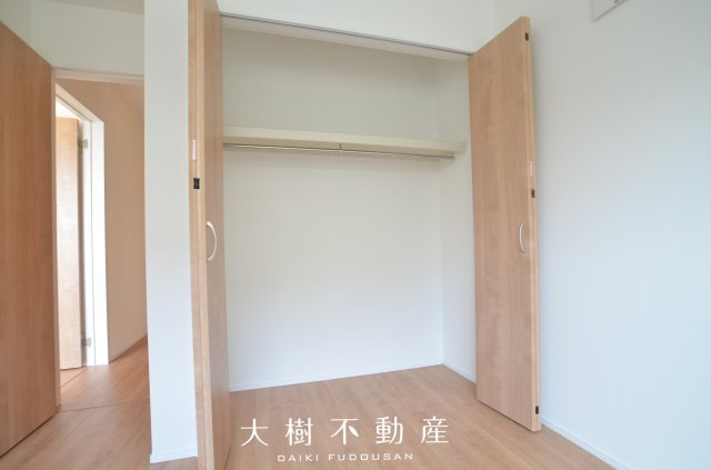 【洋室】 | 座間市栗原中央1丁目　新築戸建て　全2棟【仲介手数料無料】 | 2階　洋室2（5.3帖）クローゼット