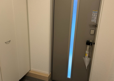 【玄関】 | 星が丘新築戸建 | 玄関は家の顔でもあり、家族以外の目にも止まる場所です。玄関は外との間を仕切る扉、靴などをしまっておく収納スペース、靴脱ぎのたたきスペース、来客とのやり取りをするドアホンなど複数のアイテムからなります。