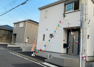 【前面道路含む現地写真】 | 星が丘新築戸建 | 住宅用の土地では前面道路に2m以上接していなければならないと法律で定められています。しかし、お持ちの車のサイズやライフスタイルなどにより、2mでは利便が悪い場合もございますので、事前に確認しましょう。