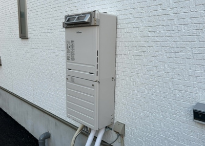【発電・温水設備】 | 星が丘新築戸建 | 省エネ給湯器とは従来型の給湯器より熱効率が高く、少ない燃料でたくさんのお湯を沸かすことが出来る高効率な給湯器のことを指します。また、省エネ給湯器には種類があり、利便性や効果なども様々です。