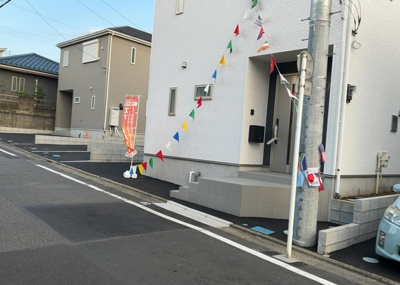 【前面道路含む現地写真】 | 星が丘新築戸建 | お持ちの車種によっては前面道路が広い方が便利でしょう。しかし、前面道路が広ければその分交通量が多くなるため、騒音などが気になる場合があります。実際に現地を見学し、周辺交通量や騒音などを確認しましょう！