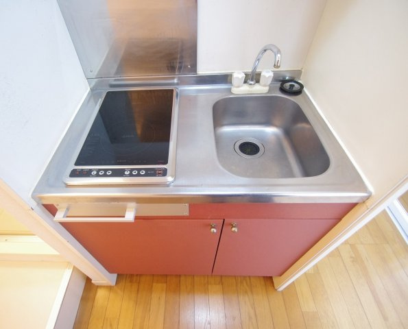 レオパレスカンフォーラのキッチン|２口電気コンロ仕様のキッチンです☆