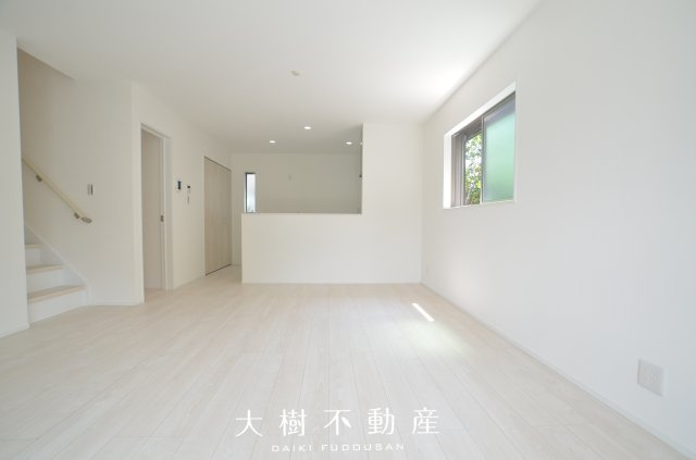 【居間・リビング】 | 座間際栗原中央1丁目　新築戸建て　全2棟【仲介手数料無料】