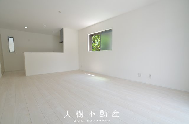 【居間・リビング】 | 座間市栗原中央1丁目　新築戸建て　全2棟【仲介手数料無料】