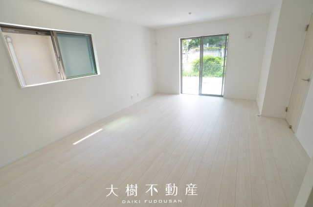 【居間・リビング】 | 座間際栗原中央1丁目　新築戸建て　全2棟【仲介手数料無料】 | □■海老名市を中心に地域密着で営業している不動産会社です■□