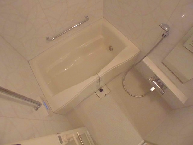 アンビエンテ経堂の浴室|疲れを癒す、ゆったりサイズの浴室です