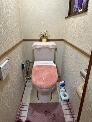 個性的でレトロな邸宅～埼玉県児玉郡上里町七本木～のトイレ|温水洗浄便座を設置しており、快適にご使用いただけます。