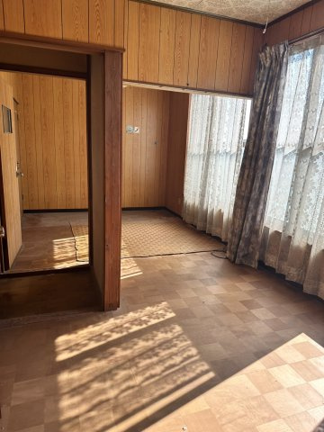個性的でレトロな邸宅～埼玉県児玉郡上里町七本木～の洋室|2面採光で、お部屋の奥まで心地よい陽射しが差し込みます。