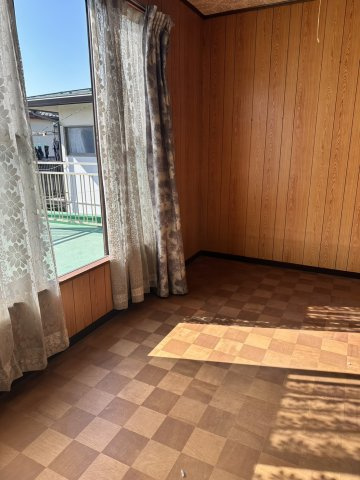 個性的でレトロな邸宅～埼玉県児玉郡上里町七本木～の洋室|窓の外にバルコニーが広がり、外の空気を感じられる設計。