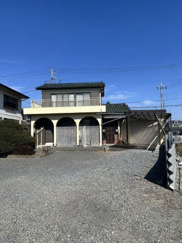 個性的でレトロな邸宅～埼玉県児玉郡上里町七本木～の駐車場|前面にゆとりがあり、複数台の駐車や作業スペースに便利です