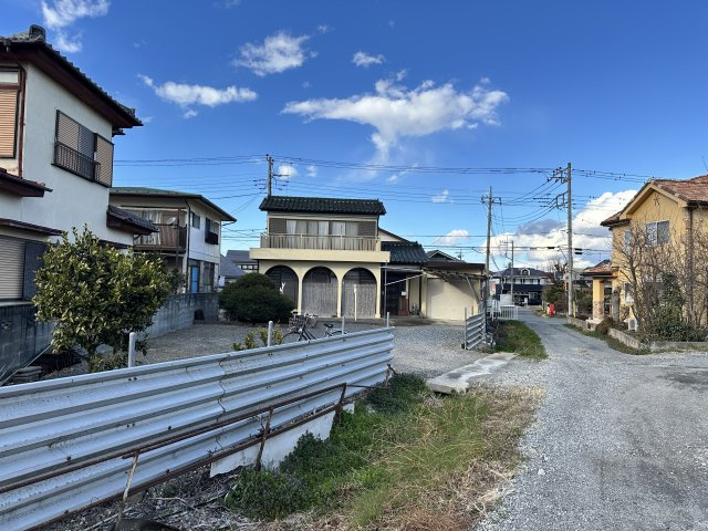 個性的でレトロな邸宅～埼玉県児玉郡上里町七本木～の前面道路含む現地写真|周辺は落ち着いた住宅地。敷地への出入りもしやすい環境です。