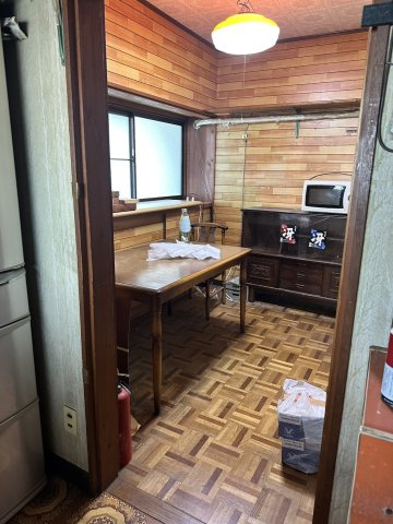 個性的でレトロな邸宅～埼玉県児玉郡上里町七本木～の洋室|木目調の壁紙とレトロな照明が、落ち着いた空間を演出します
