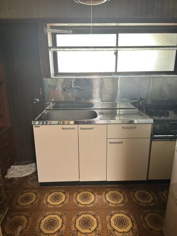 個性的でレトロな邸宅～埼玉県児玉郡上里町七本木～のキッチン|レトロモダンな床のデザインが、お洒落な空間を演出します。