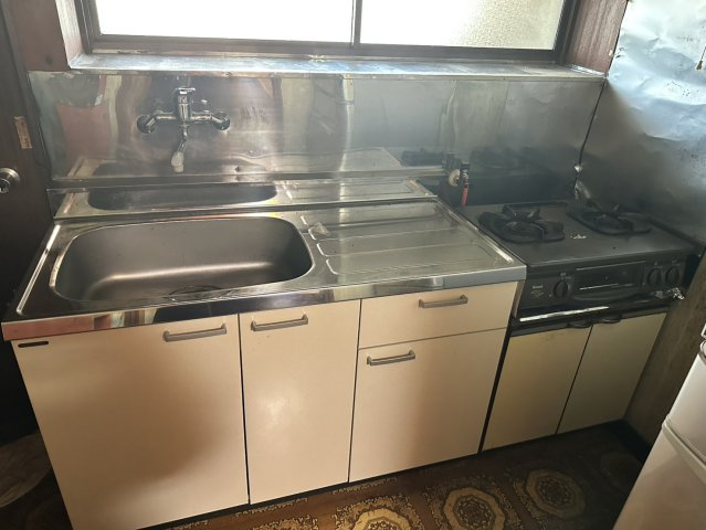 個性的でレトロな邸宅～埼玉県児玉郡上里町七本木～のキッチン|窓から自然光が入り、手元を明るく照らすキッチンです