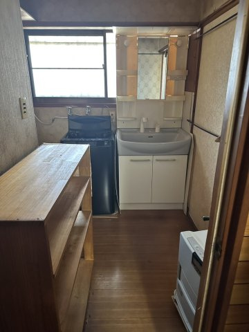 個性的でレトロな邸宅～埼玉県児玉郡上里町七本木～の独立洗面台|洗面台と洗濯機置場が隣接し、日々の家事動線がまとまります