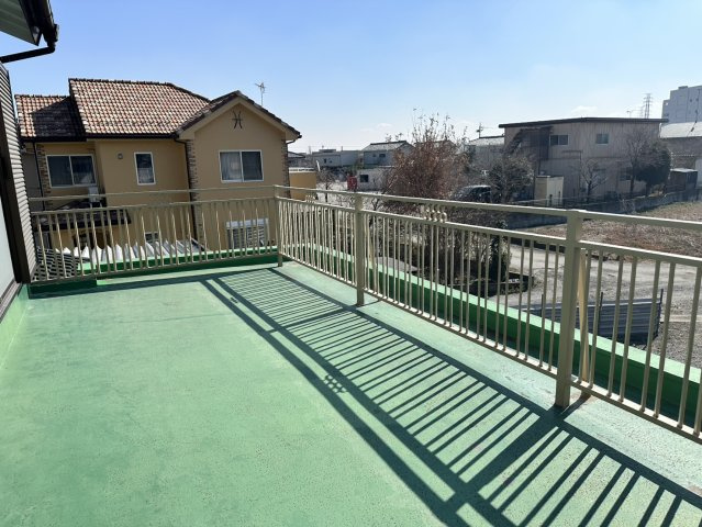 個性的でレトロな邸宅～埼玉県児玉郡上里町七本木～のバルコニー|青空の下で洗濯物を干したり、ガーデニングも楽しめます。