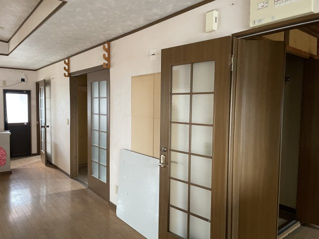 夢を叶える店舗付き住宅～埼玉県秩父市阿保町～の居間・リビング|落ち着いた木目調の建具が、住む人を優しく迎える廊下