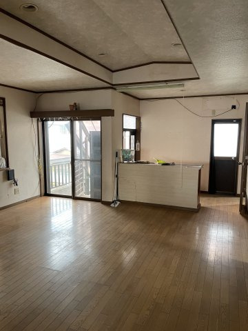 夢を叶える店舗付き住宅～埼玉県秩父市阿保町～の居間・リビング|2面採光を確保した、2階のフローリング居室です