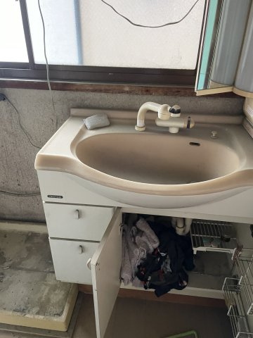 夢を叶える店舗付き住宅～埼玉県秩父市阿保町～の洗面所|小物を整理しやすく、忙しい朝の支度をスムーズにする洗面台